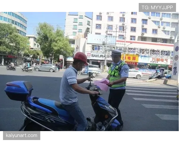 托尼娅·哈丁拎着外卖站在红绿灯下——电视里那个冰上风暴和街角这人，差得太远